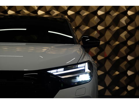 Audi Q4 e-tron 40 204pk Competition S-line 77 kWh Sonos audio Head-up *Marge* Trekhaak elektrisch Camera Adaptive cruise NLauto