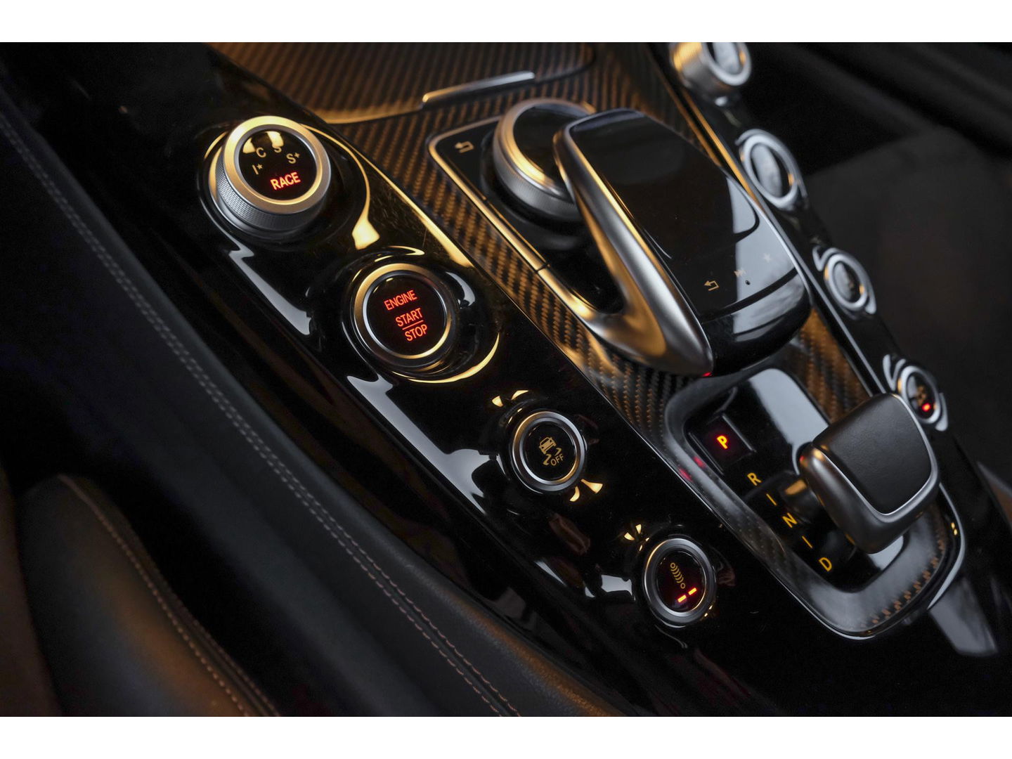 Mercedes-Benz AMG GT R 4.0 V8 585pk GTR NLauto Keramisch Bucket seats Carbonpakket Burmester Camera DAB CommandOnline