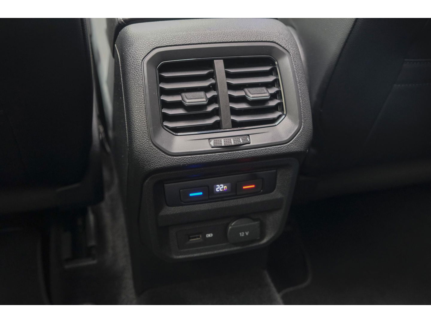 Volkswagen Tiguan 1.5 TSI R-Line Highline Panoramadak Virtual cockpit Trekhaak 20" LMV NLauto Elektrische klep