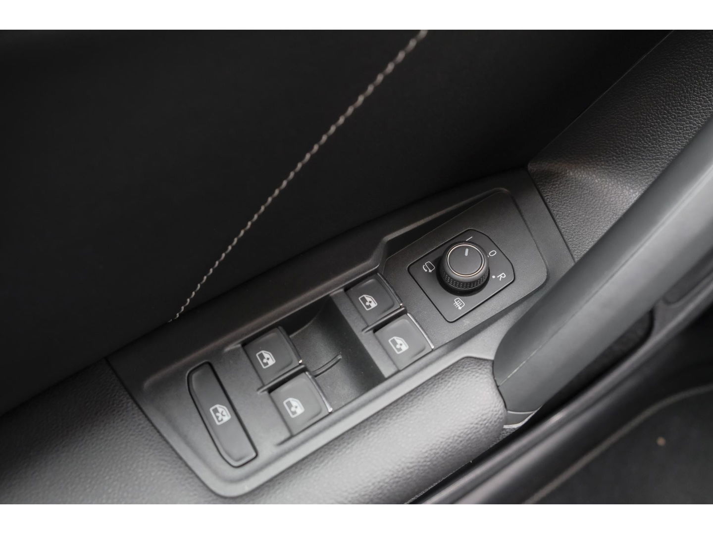 Volkswagen Tiguan 1.5 TSI R-Line Highline Panoramadak Virtual cockpit Trekhaak 20" LMV NLauto Elektrische klep