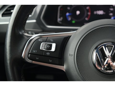 Volkswagen Tiguan 1.5 TSI R-Line Highline Panoramadak Virtual cockpit Trekhaak 20" LMV NLauto Elektrische klep
