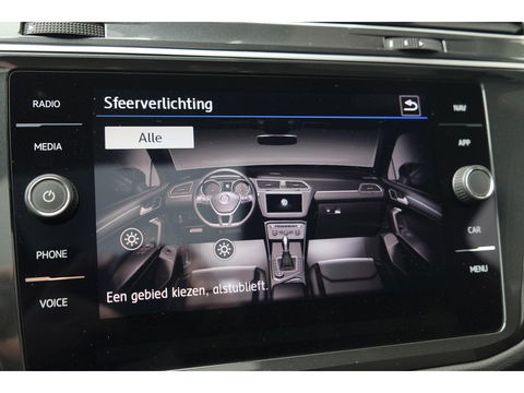 Volkswagen Tiguan 1.5 TSI R-Line Highline Panoramadak Virtual cockpit Trekhaak 20" LMV NLauto Elektrische klep