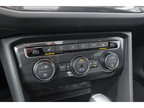 Volkswagen Tiguan 1.5 TSI R-Line Highline Panoramadak Virtual cockpit Trekhaak 20" LMV NLauto Elektrische klep