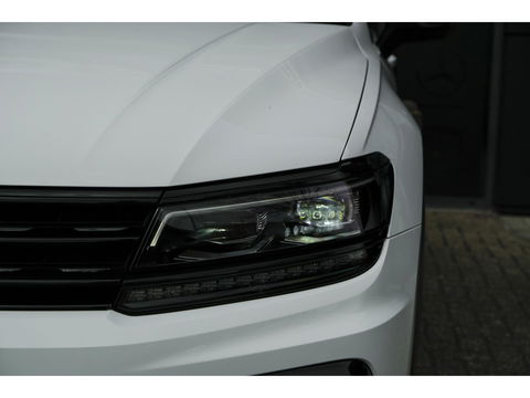 Volkswagen Tiguan 1.5 TSI R-Line Highline Panoramadak Virtual cockpit Trekhaak 20" LMV NLauto Elektrische klep