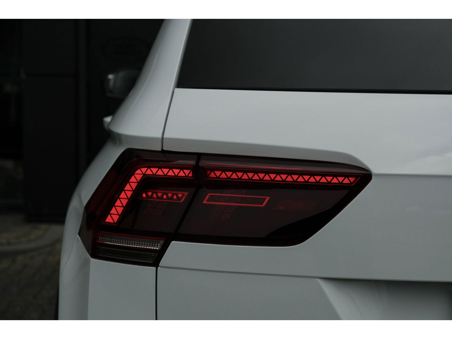 Volkswagen Tiguan 1.5 TSI R-Line Highline Panoramadak Virtual cockpit Trekhaak 20" LMV NLauto Elektrische klep