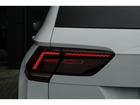 Volkswagen Tiguan 1.5 TSI R-Line Highline Panoramadak Virtual cockpit Trekhaak 20" LMV NLauto Elektrische klep