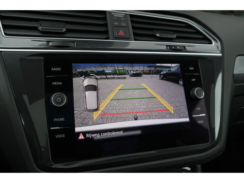 Volkswagen Tiguan 1.5 TSI R-Line Highline Panoramadak Virtual cockpit Trekhaak 20" LMV NLauto Elektrische klep