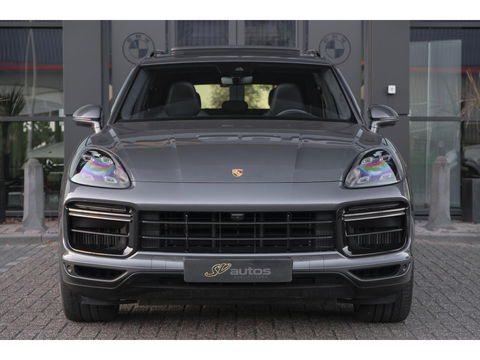 Porsche Cayenne Turbo S 4.0 V8 680pk E-Hybrid Panoramadak 4-wielsturing Keramisch Luchtvering PDCC Trekhaak Matrix Bose NLauto 22" LMV 1e eigenaar!!