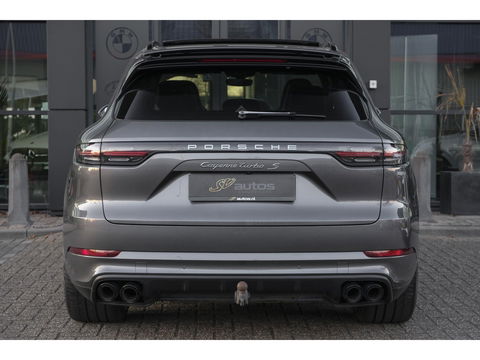 Porsche Cayenne Turbo S 4.0 V8 680pk E-Hybrid Panoramadak 4-wielsturing Keramisch Luchtvering PDCC Trekhaak Matrix Bose NLauto 22" LMV 1e eigenaar!!