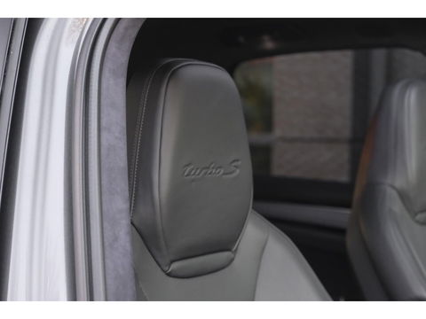 Porsche Cayenne Turbo S 4.0 V8 680pk E-Hybrid Panoramadak 4-wielsturing Keramisch Luchtvering PDCC Trekhaak Matrix Bose NLauto 22" LMV 1e eigenaar!!