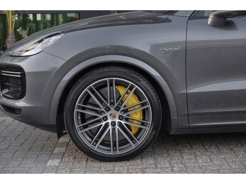 Porsche Cayenne Turbo S 4.0 V8 680pk E-Hybrid Panoramadak 4-wielsturing Keramisch Luchtvering PDCC Trekhaak Matrix Bose NLauto 22" LMV 1e eigenaar!!