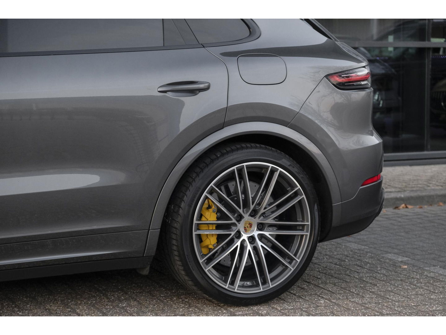 Porsche Cayenne Turbo S 4.0 V8 680pk E-Hybrid Panoramadak 4-wielsturing Keramisch Luchtvering PDCC Trekhaak Matrix Bose NLauto 22" LMV 1e eigenaar!!