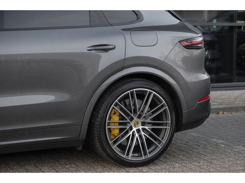Porsche Cayenne Turbo S 4.0 V8 680pk E-Hybrid Panoramadak 4-wielsturing Keramisch Luchtvering PDCC Trekhaak Matrix Bose NLauto 22" LMV 1e eigenaar!!