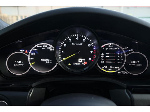 Porsche Cayenne Turbo S 4.0 V8 680pk E-Hybrid Panoramadak 4-wielsturing Keramisch Luchtvering PDCC Trekhaak Matrix Bose NLauto 22" LMV 1e eigenaar!!