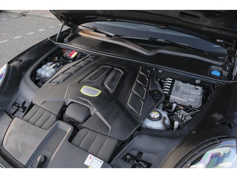 Porsche Cayenne Turbo S 4.0 V8 680pk E-Hybrid Panoramadak 4-wielsturing Keramisch Luchtvering PDCC Trekhaak Matrix Bose NLauto 22" LMV 1e eigenaar!!