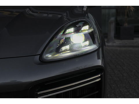 Porsche Cayenne Turbo S 4.0 V8 680pk E-Hybrid Panoramadak 4-wielsturing Keramisch Luchtvering PDCC Trekhaak Matrix Bose NLauto 22" LMV 1e eigenaar!!