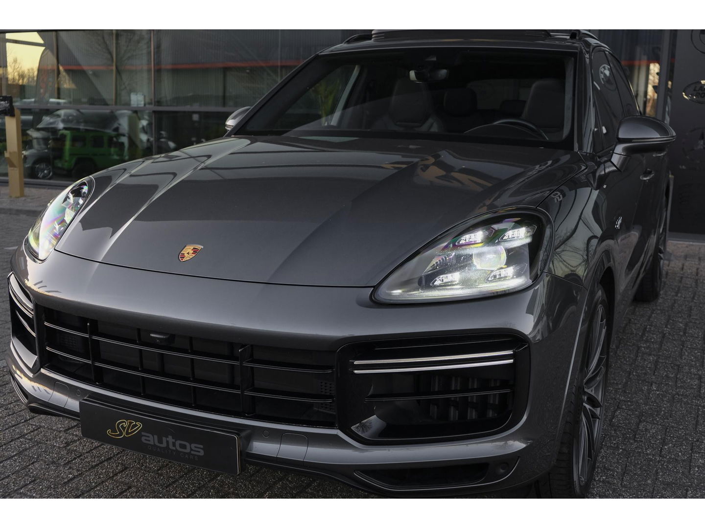 Porsche Cayenne Turbo S 4.0 V8 680pk E-Hybrid Panoramadak 4-wielsturing Keramisch Luchtvering PDCC Trekhaak Matrix Bose NLauto 22" LMV 1e eigenaar!!