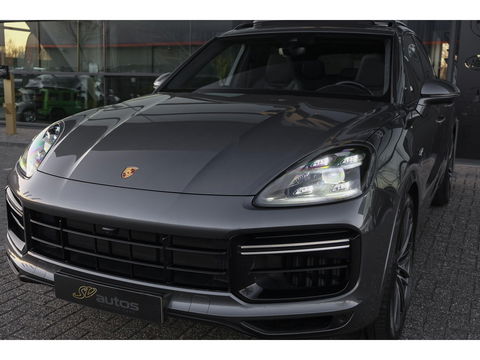 Porsche Cayenne Turbo S 4.0 V8 680pk E-Hybrid Panoramadak 4-wielsturing Keramisch Luchtvering PDCC Trekhaak Matrix Bose NLauto 22" LMV 1e eigenaar!!