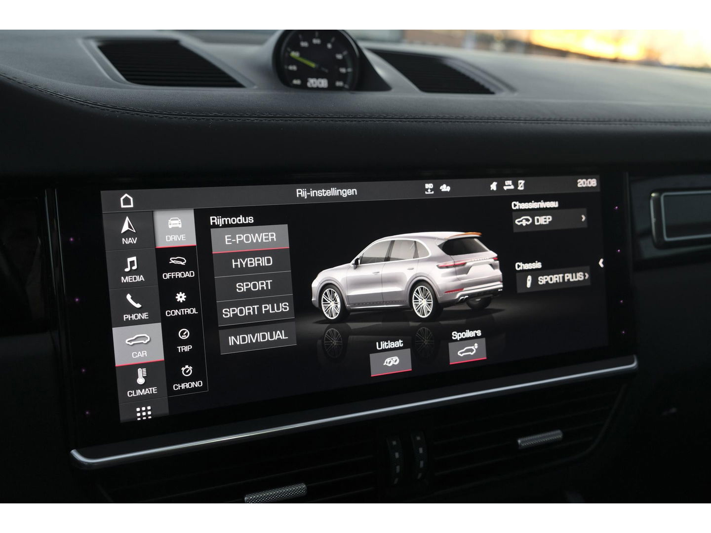 Porsche Cayenne Turbo S 4.0 V8 680pk E-Hybrid Panoramadak 4-wielsturing Keramisch Luchtvering PDCC Trekhaak Matrix Bose NLauto 22" LMV 1e eigenaar!!