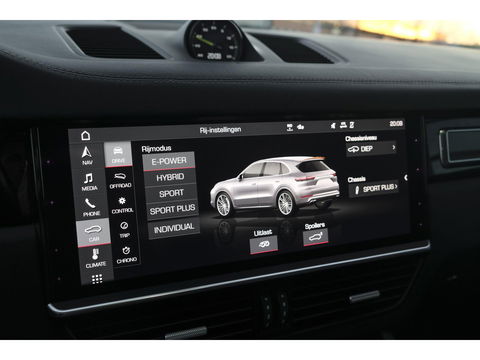 Porsche Cayenne Turbo S 4.0 V8 680pk E-Hybrid Panoramadak 4-wielsturing Keramisch Luchtvering PDCC Trekhaak Matrix Bose NLauto 22" LMV 1e eigenaar!!
