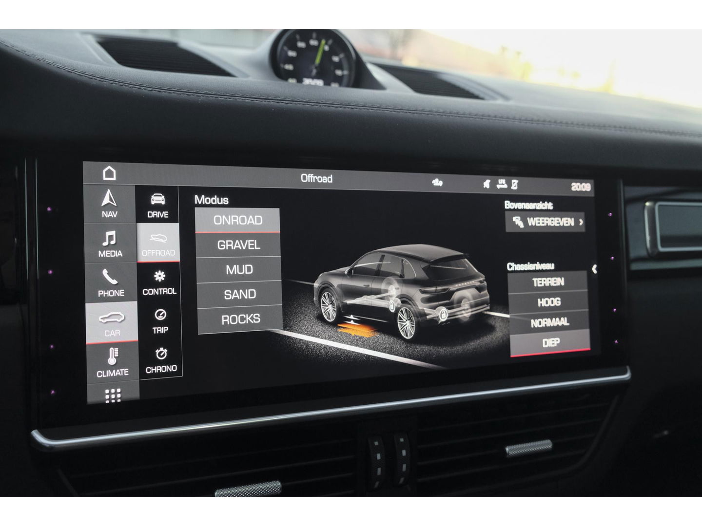 Porsche Cayenne Turbo S 4.0 V8 680pk E-Hybrid Panoramadak 4-wielsturing Keramisch Luchtvering PDCC Trekhaak Matrix Bose NLauto 22" LMV 1e eigenaar!!