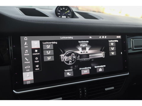 Porsche Cayenne Turbo S 4.0 V8 680pk E-Hybrid Panoramadak 4-wielsturing Keramisch Luchtvering PDCC Trekhaak Matrix Bose NLauto 22" LMV 1e eigenaar!!