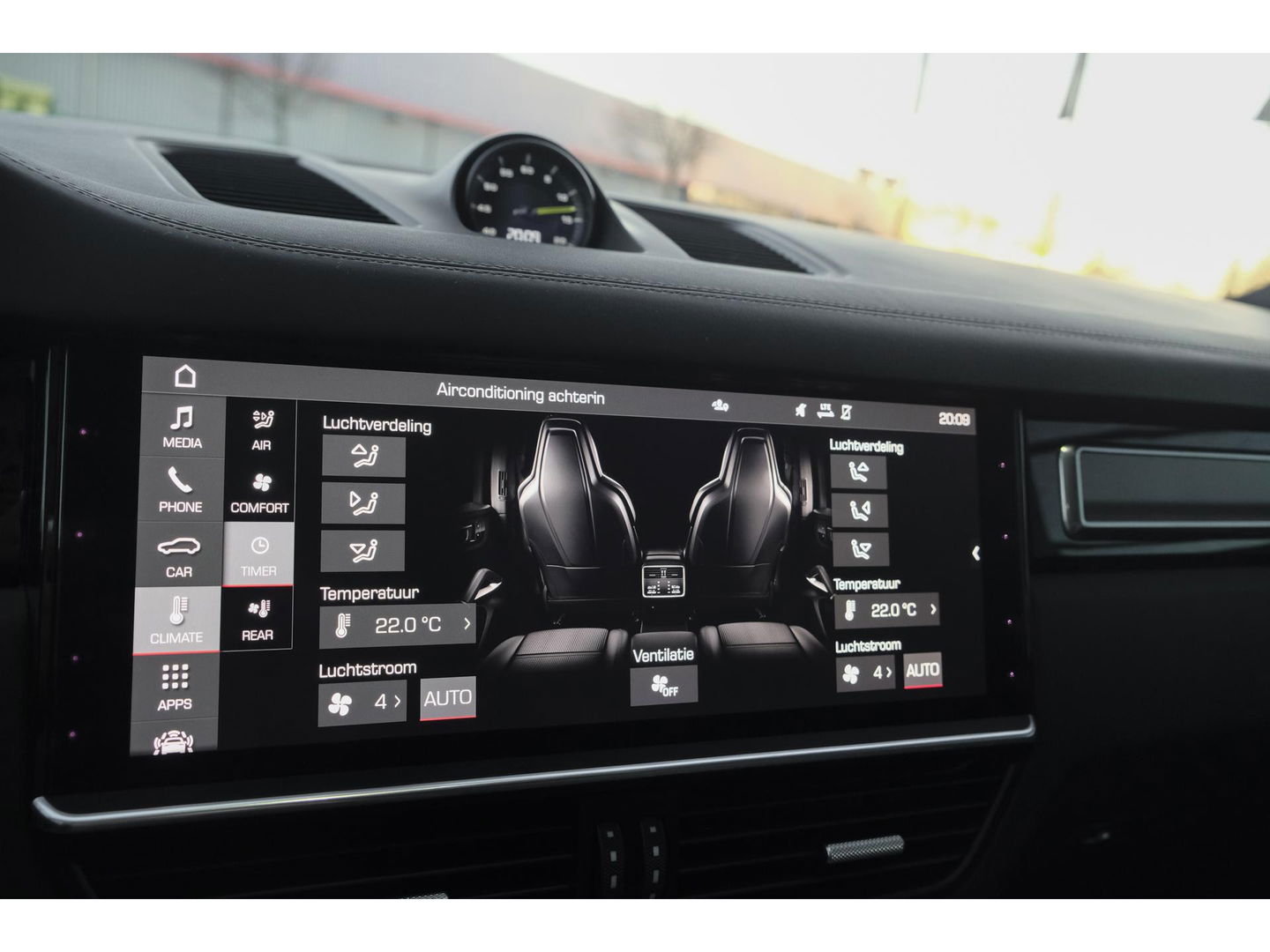 Porsche Cayenne Turbo S 4.0 V8 680pk E-Hybrid Panoramadak 4-wielsturing Keramisch Luchtvering PDCC Trekhaak Matrix Bose NLauto 22" LMV 1e eigenaar!!