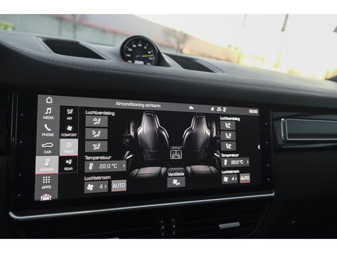 Porsche Cayenne Turbo S 4.0 V8 680pk E-Hybrid Panoramadak 4-wielsturing Keramisch Luchtvering PDCC Trekhaak Matrix Bose NLauto 22" LMV 1e eigenaar!!