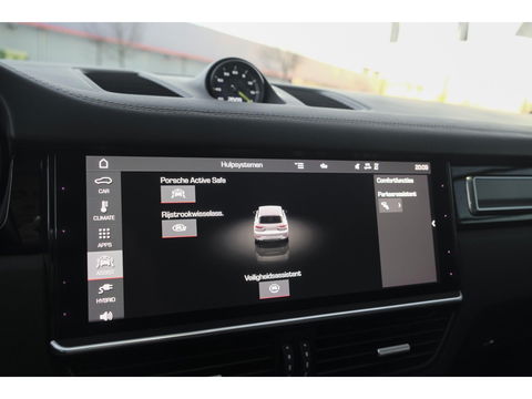 Porsche Cayenne Turbo S 4.0 V8 680pk E-Hybrid Panoramadak 4-wielsturing Keramisch Luchtvering PDCC Trekhaak Matrix Bose NLauto 22" LMV 1e eigenaar!!