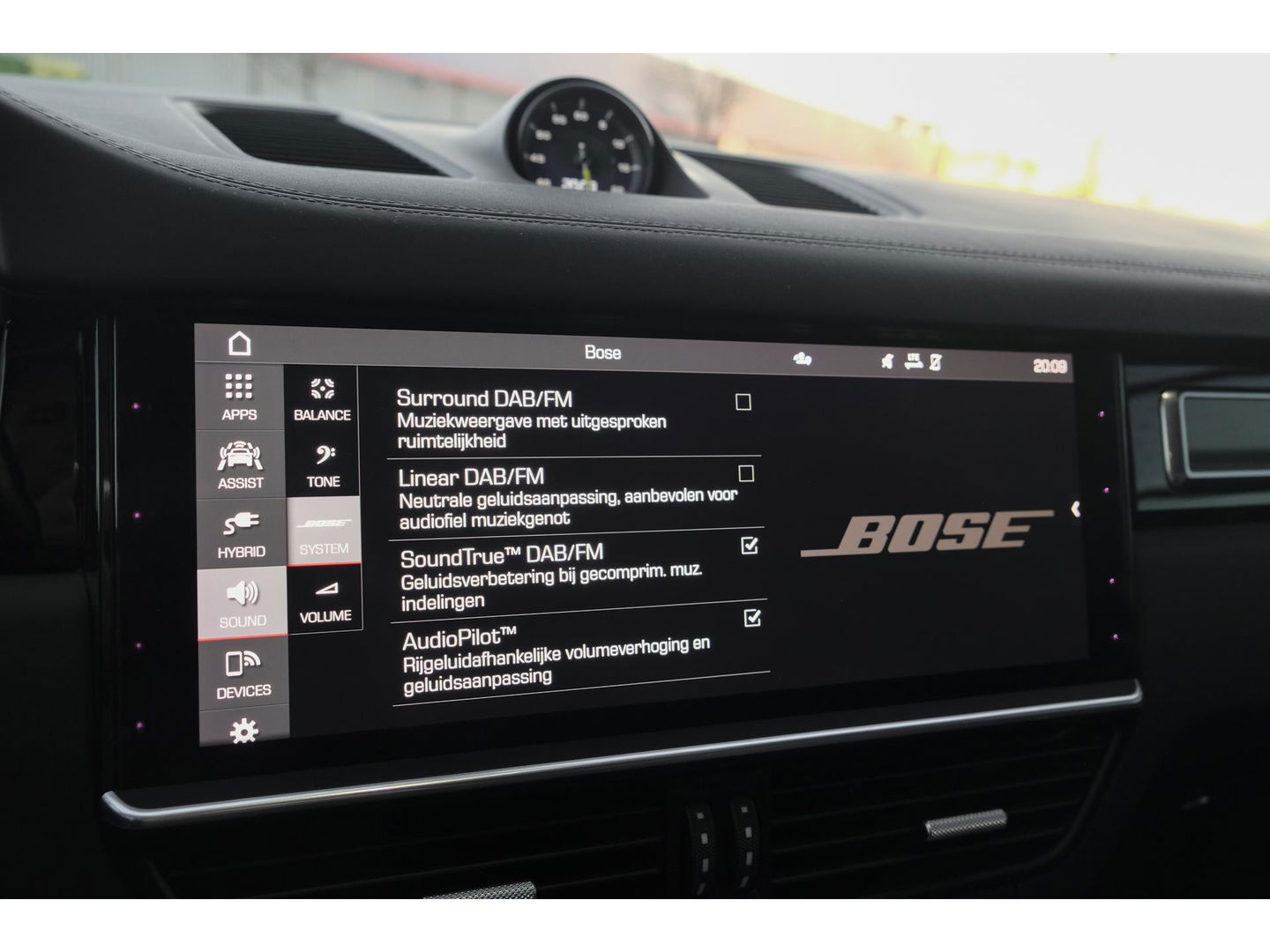 Porsche Cayenne Turbo S 4.0 V8 680pk E-Hybrid Panoramadak 4-wielsturing Keramisch Luchtvering PDCC Trekhaak Matrix Bose NLauto 22" LMV 1e eigenaar!!