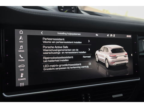 Porsche Cayenne Turbo S 4.0 V8 680pk E-Hybrid Panoramadak 4-wielsturing Keramisch Luchtvering PDCC Trekhaak Matrix Bose NLauto 22" LMV 1e eigenaar!!