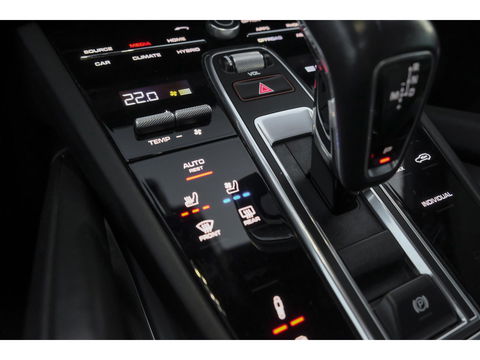 Porsche Cayenne Turbo S 4.0 V8 680pk E-Hybrid Panoramadak 4-wielsturing Keramisch Luchtvering PDCC Trekhaak Matrix Bose NLauto 22" LMV 1e eigenaar!!