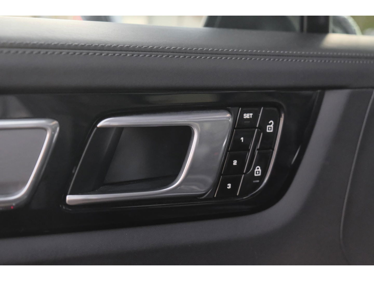 Porsche Cayenne Turbo S 4.0 V8 680pk E-Hybrid Panoramadak 4-wielsturing Keramisch Luchtvering PDCC Trekhaak Matrix Bose NLauto 22" LMV 1e eigenaar!!