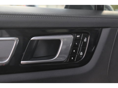 Porsche Cayenne Turbo S 4.0 V8 680pk E-Hybrid Panoramadak 4-wielsturing Keramisch Luchtvering PDCC Trekhaak Matrix Bose NLauto 22" LMV 1e eigenaar!!