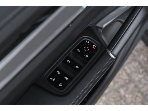 Porsche Cayenne Turbo S 4.0 V8 680pk E-Hybrid Panoramadak 4-wielsturing Keramisch Luchtvering PDCC Trekhaak Matrix Bose NLauto 22" LMV 1e eigenaar!!