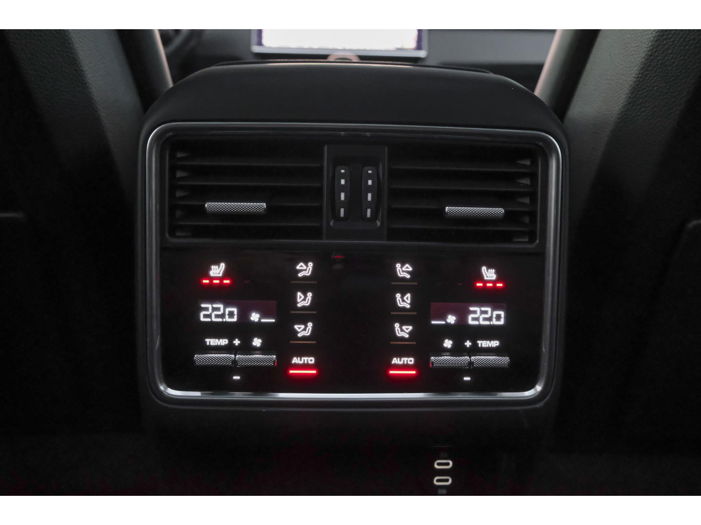 Porsche Cayenne Turbo S 4.0 V8 680pk E-Hybrid Panoramadak 4-wielsturing Keramisch Luchtvering PDCC Trekhaak Matrix Bose NLauto 22" LMV 1e eigenaar!!