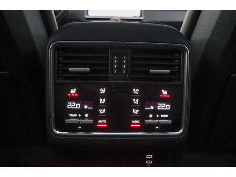 Porsche Cayenne Turbo S 4.0 V8 680pk E-Hybrid Panoramadak 4-wielsturing Keramisch Luchtvering PDCC Trekhaak Matrix Bose NLauto 22" LMV 1e eigenaar!!