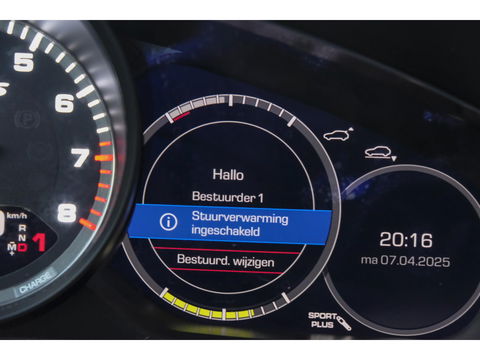 Porsche Cayenne Turbo S 4.0 V8 680pk E-Hybrid Panoramadak 4-wielsturing Keramisch Luchtvering PDCC Trekhaak Matrix Bose NLauto 22" LMV 1e eigenaar!!