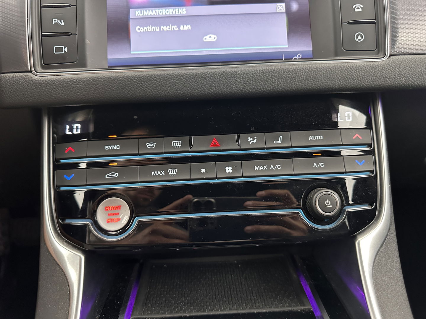 Jaguar XF 2.0d Portfolio Aut. *FULL-LEATHER | XENON | NAVI-FULLMAP | COMFORT-SEATS | CAMERA | AMBIENT-LIGHT | ECC | PDC | CRUISE | 17''ALU*