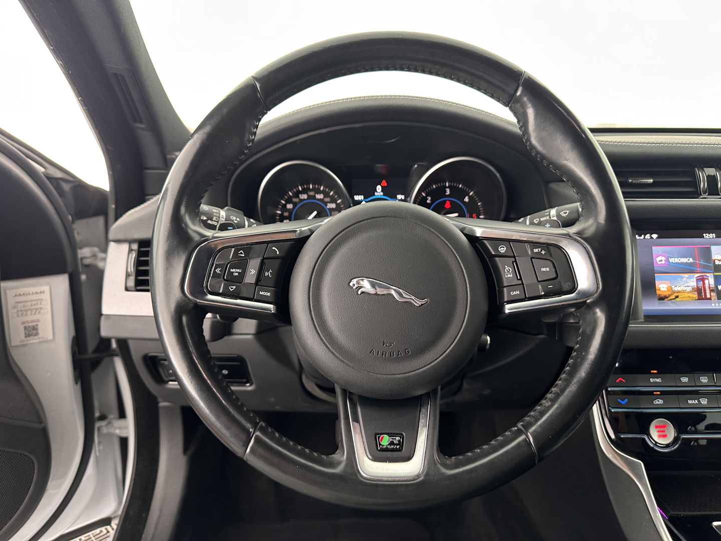 Jaguar XF 2.0d Portfolio Aut. *FULL-LEATHER | XENON | NAVI-FULLMAP | COMFORT-SEATS | CAMERA | AMBIENT-LIGHT | ECC | PDC | CRUISE | 17''ALU*