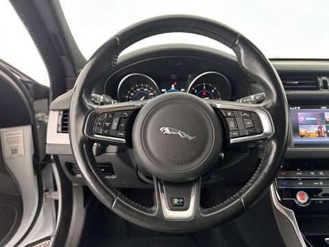 Jaguar XF 2.0d Portfolio Aut. *FULL-LEATHER | XENON | NAVI-FULLMAP | COMFORT-SEATS | CAMERA | AMBIENT-LIGHT | ECC | PDC | CRUISE | 17''ALU*