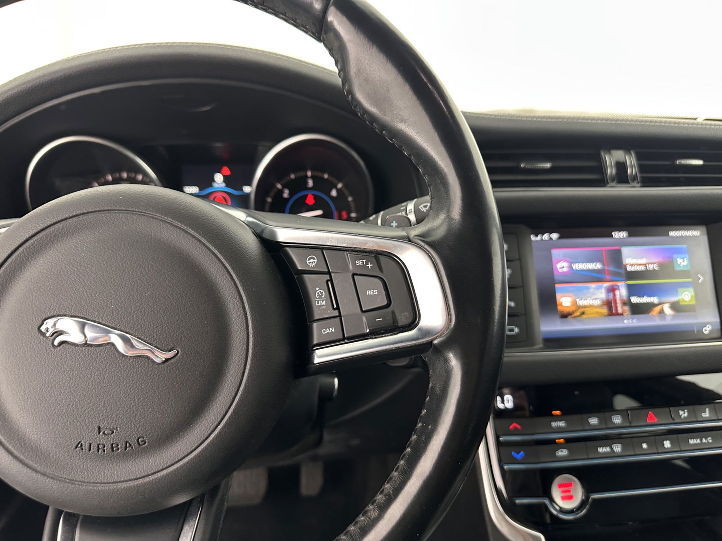 Jaguar XF 2.0d Portfolio Aut. *FULL-LEATHER | XENON | NAVI-FULLMAP | COMFORT-SEATS | CAMERA | AMBIENT-LIGHT | ECC | PDC | CRUISE | 17''ALU*