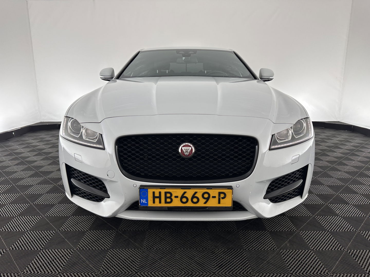Jaguar XF 2.0d Portfolio Aut. *FULL-LEATHER | XENON | NAVI-FULLMAP | COMFORT-SEATS | CAMERA | AMBIENT-LIGHT | ECC | PDC | CRUISE | 17''ALU*