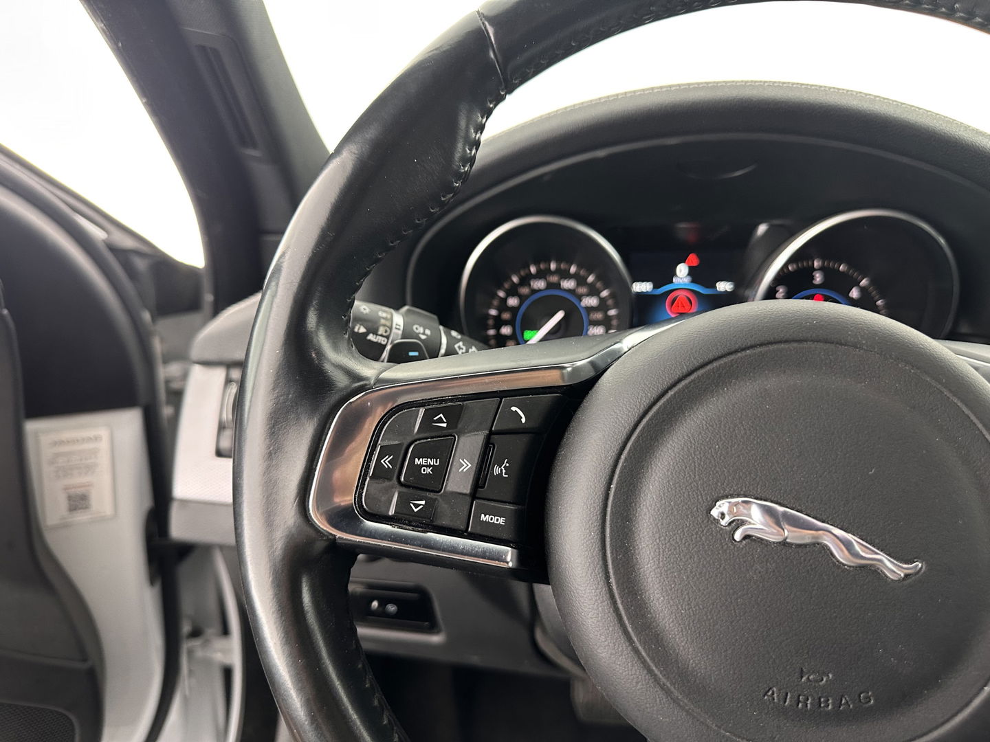 Jaguar XF 2.0d Portfolio Aut. *FULL-LEATHER | XENON | NAVI-FULLMAP | COMFORT-SEATS | CAMERA | AMBIENT-LIGHT | ECC | PDC | CRUISE | 17''ALU*