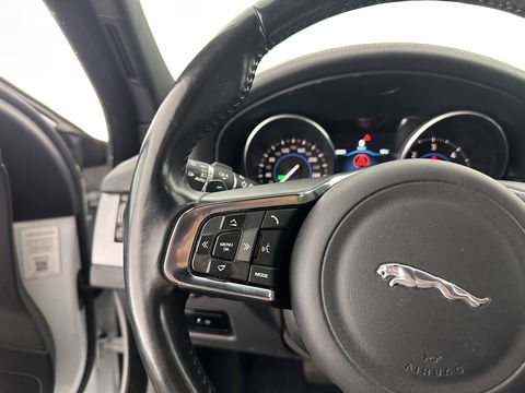 Jaguar XF 2.0d Portfolio Aut. *FULL-LEATHER | XENON | NAVI-FULLMAP | COMFORT-SEATS | CAMERA | AMBIENT-LIGHT | ECC | PDC | CRUISE | 17''ALU*