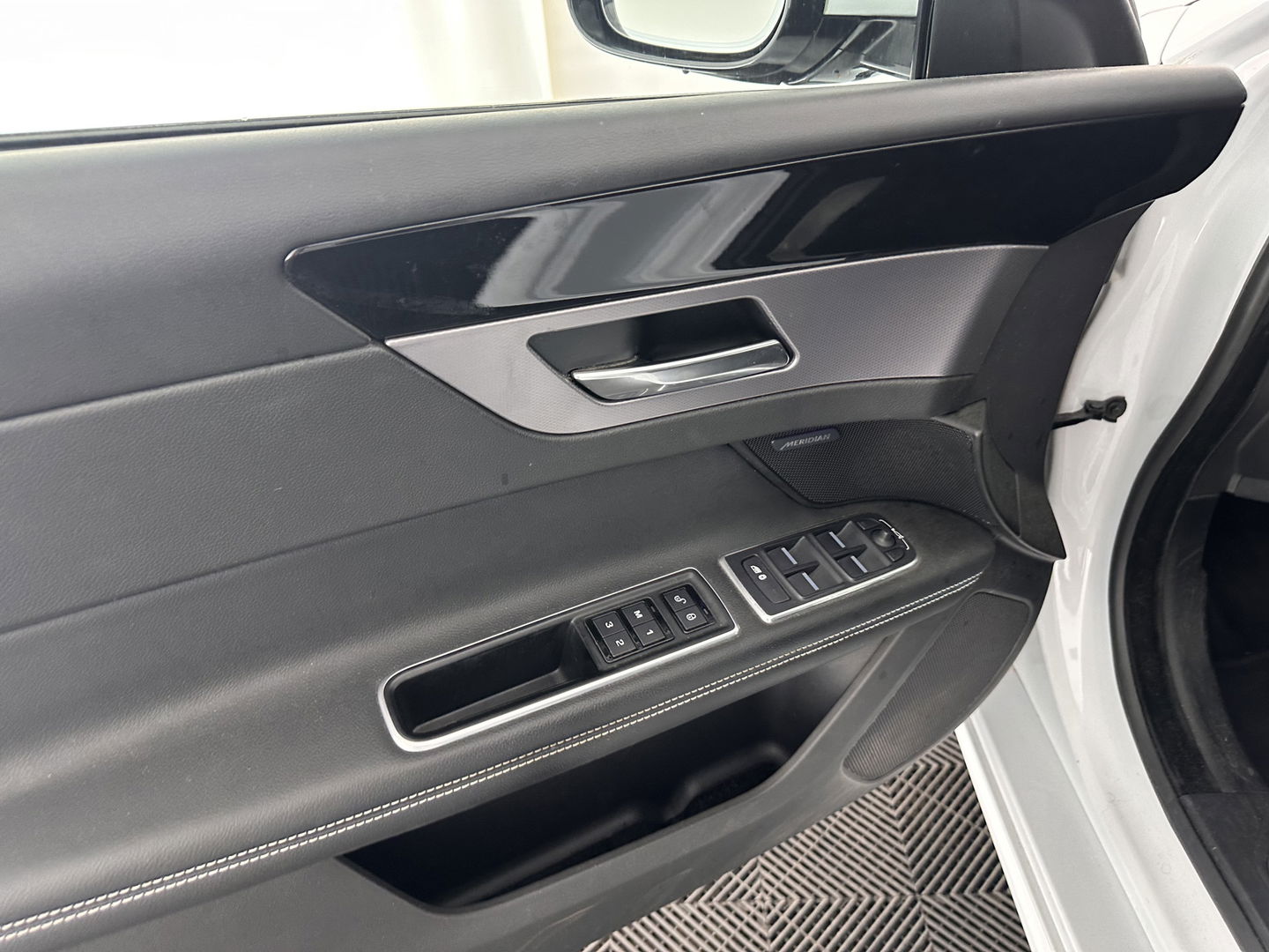 Jaguar XF 2.0d Portfolio Aut. *FULL-LEATHER | XENON | NAVI-FULLMAP | COMFORT-SEATS | CAMERA | AMBIENT-LIGHT | ECC | PDC | CRUISE | 17''ALU*