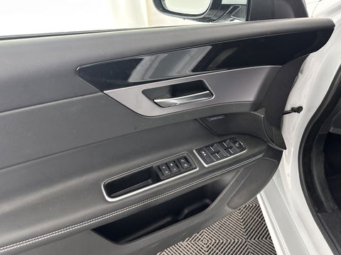 Jaguar XF 2.0d Portfolio Aut. *FULL-LEATHER | XENON | NAVI-FULLMAP | COMFORT-SEATS | CAMERA | AMBIENT-LIGHT | ECC | PDC | CRUISE | 17''ALU*