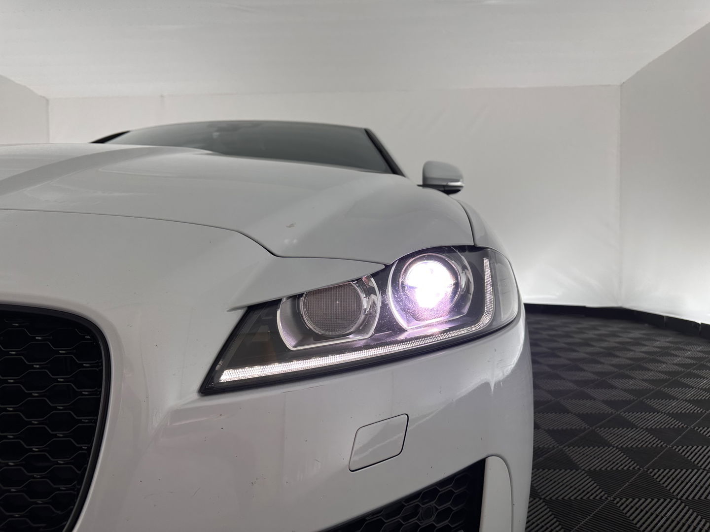 Jaguar XF 2.0d Portfolio Aut. *FULL-LEATHER | XENON | NAVI-FULLMAP | COMFORT-SEATS | CAMERA | AMBIENT-LIGHT | ECC | PDC | CRUISE | 17''ALU*