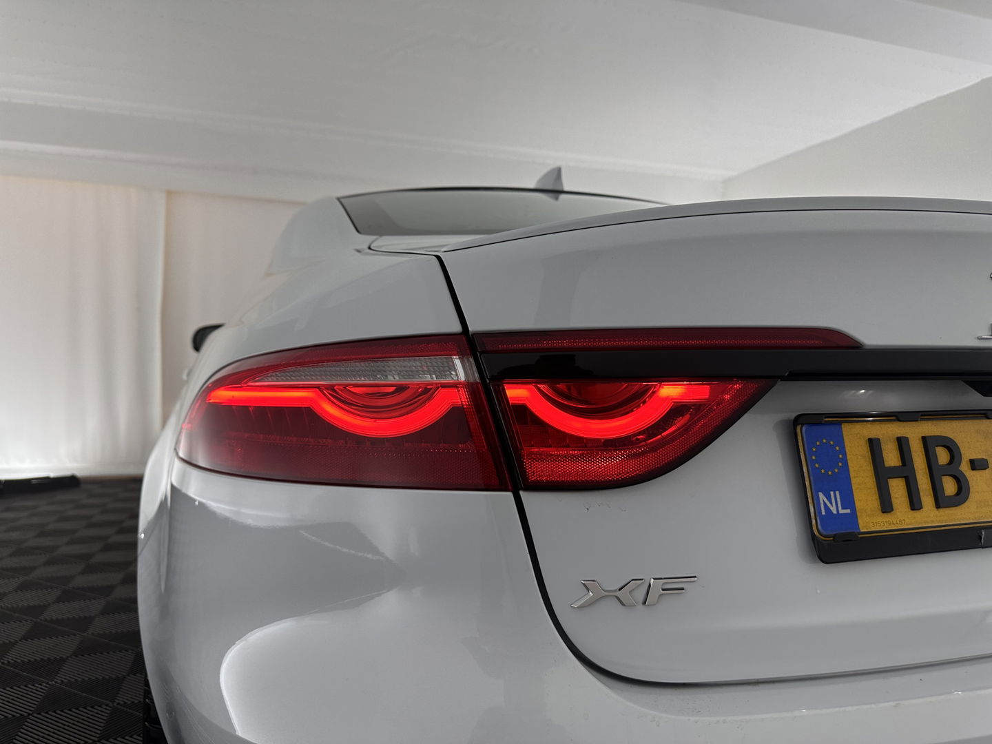 Jaguar XF 2.0d Portfolio Aut. *FULL-LEATHER | XENON | NAVI-FULLMAP | COMFORT-SEATS | CAMERA | AMBIENT-LIGHT | ECC | PDC | CRUISE | 17''ALU*