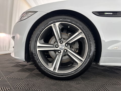 Jaguar XF 2.0d Portfolio Aut. *FULL-LEATHER | XENON | NAVI-FULLMAP | COMFORT-SEATS | CAMERA | AMBIENT-LIGHT | ECC | PDC | CRUISE | 17''ALU*
